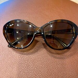 Great condition. Very elegant sunglasses